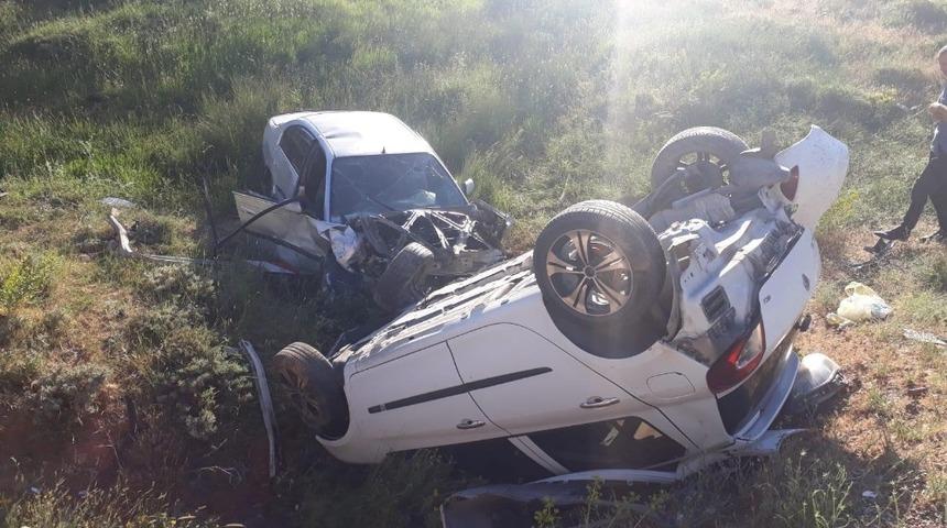 Otomobiller kafa kafaya &ccedil;arpıştı: 8 yaralı