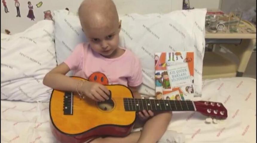 Öykü Arin doktorlarına şarkı söyledi