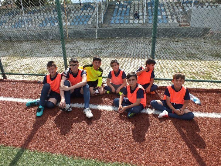 Başkan Tekin Pazaryeri Spor Futbol Okulunu ziyaret etti G2