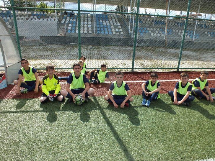 Başkan Tekin Pazaryeri Spor Futbol Okulunu ziyaret etti G3