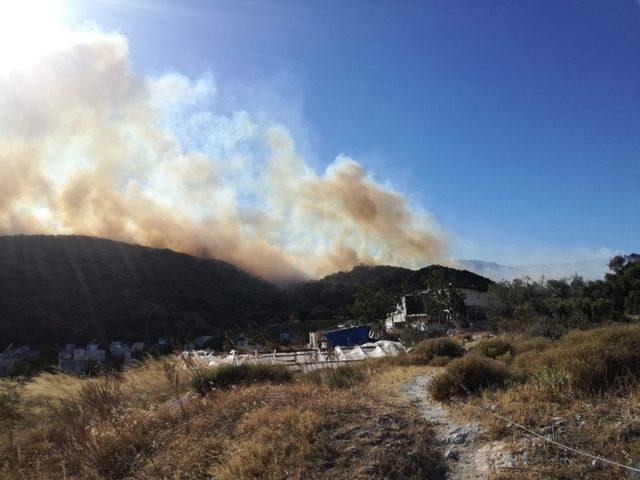 Yazlık sitelerin yanında başlayan yangın devam ediyor