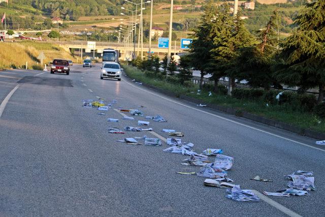 Yola saçılan kitaplar, trafiği tehlikeye düşürdü