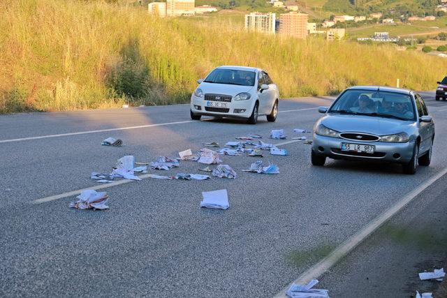 Yola saçılan kitaplar, trafiği tehlikeye düşürdü