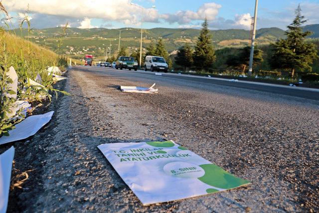 Yola saçılan kitaplar, trafiği tehlikeye düşürdü