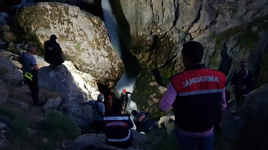 Selfie çeken genç kayalıklardan yuvarlandı