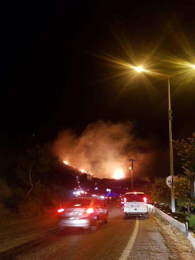İzmir'deki orman yangınında alevlerin tehdit ettiği oteller tahliye edildi (1)