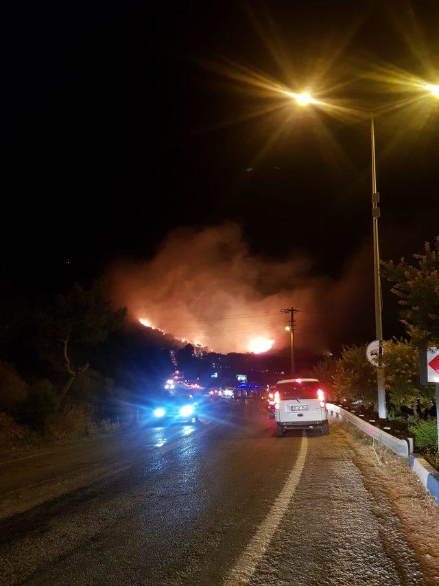 İzmir'deki orman yangınında alevlerin tehdit ettiği oteller tahliye edildi (1)