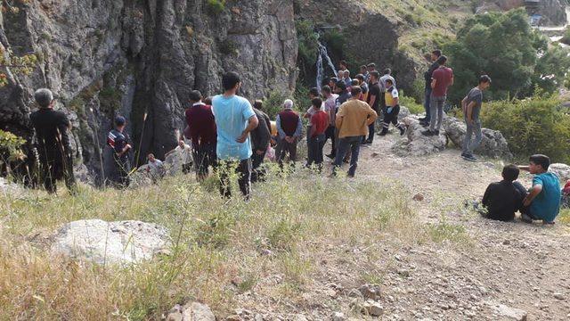 Kayseri'de şelaleye düşen genç kayboldu