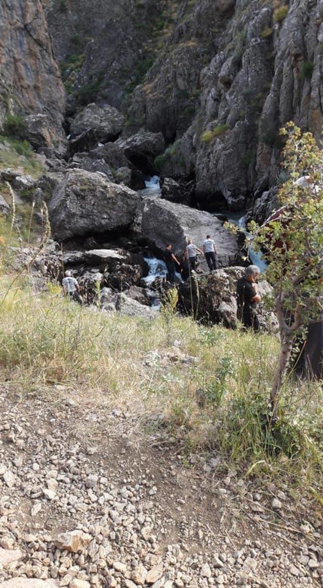 Kayseri'de şelaleye düşen genç kayboldu