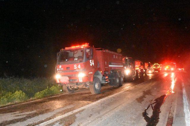 İzmir'deki orman yangınında alevlerin tehdit ettiği iki otel tahliye edildi (3)- Yeniden