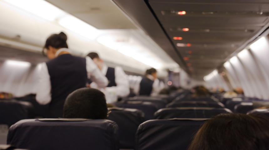 Hostesler derin dekolteli kadını uçaktan attılar