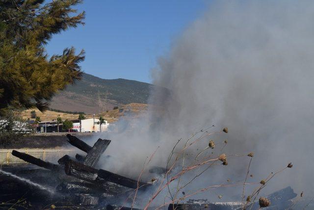 Aliağa’da yol kenarındaki otluk alanda yangın