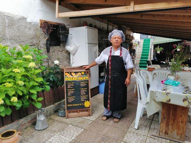 50 yıl İsveç’te çalıştı, emekli olunca köyüne gelip pizzacı dükkanı açtı