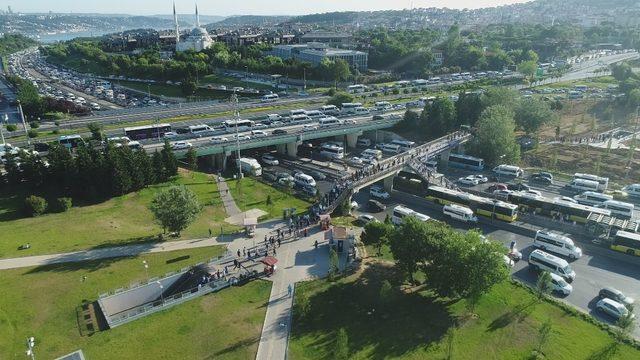 Altunizade metrobüs durağındaki yoğunluk havadan görüntülendi