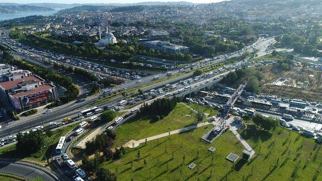 Altunizade metrobüs durağındaki yoğunluk havadan görüntülendi