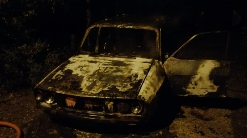 Hareket halindeki otomobil alev aldı