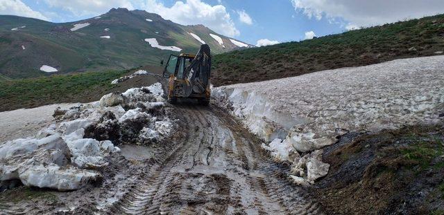 Temmuz ayında diz boyu karda arıza onarımı