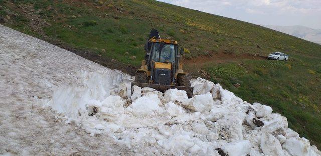 Temmuz ayında diz boyu karda arıza onarımı