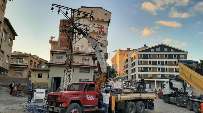 Meteris meydanı ve Saat&ccedil;i Hoca Caddesinde elektrik hatları yeraltına alınıyor