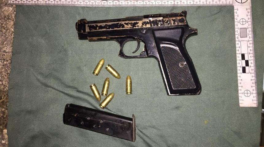 Polisten ka&ccedil;an 15 yaşındaki &ccedil;ocuğun aracından silah &ccedil;ıktı