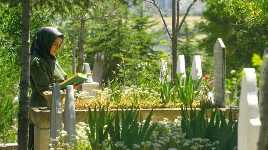 Nevşehir dışında yaşayan vatandaşların yakınlarının mezar bakımlarını Nevşehir Belediyesi yapacak