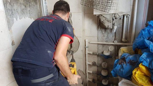 Lavabo borusuna sıkışan 2 yavru kediyi duvarı kırarak kurtardılar