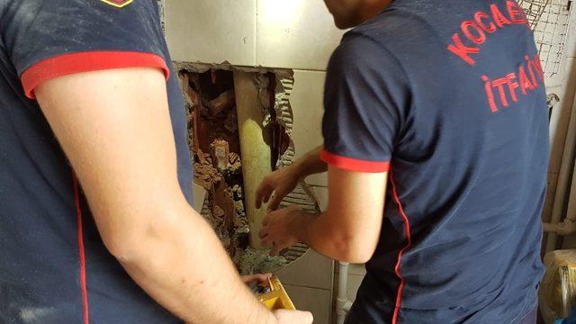 Lavabo borusuna sıkışan 2 yavru kediyi duvarı kırarak kurtardılar