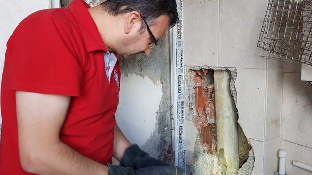 Lavabo borusuna sıkışan 2 yavru kediyi duvarı kırarak kurtardılar