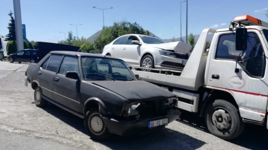 Talas Bulvarı’ndaki kazada otomobiller büyük hasar gördü