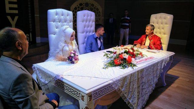 Nikah masasında damada asker kardeş sürprizi