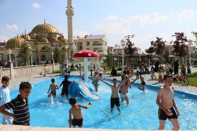 Aziziye’de çocukların yeni gözdesi oyun havuzlu park