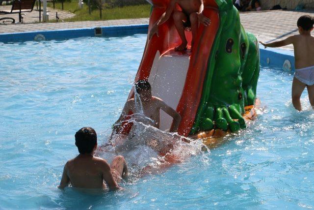 Aziziye’de çocukların yeni gözdesi oyun havuzlu park