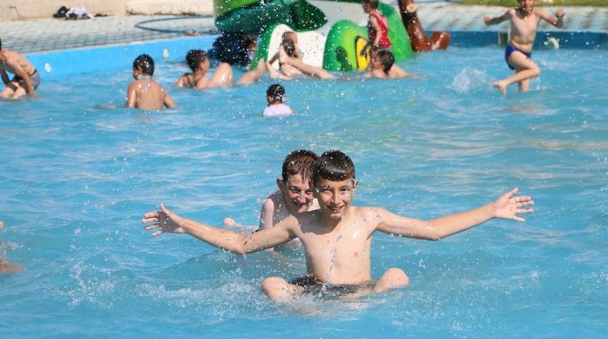 Aziziye’de çocukların yeni gözdesi oyun havuzlu park