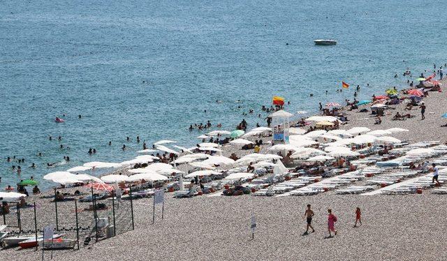 EKDAĞ Konyaaltı Plajı tatilcilerin gözdesi