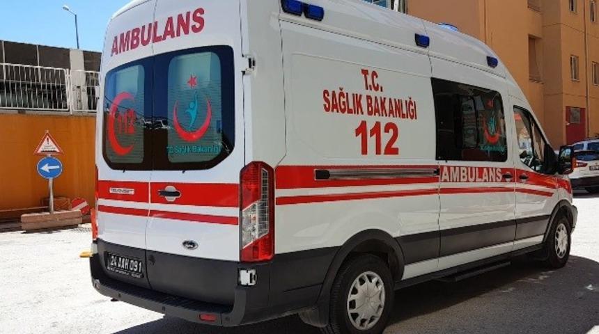 Erzurumlu ailenin i&ccedil;erisinde bulunduğu otomobil şarampole u&ccedil;tu: 1 &ouml;l&uuml;, 4 yaralı