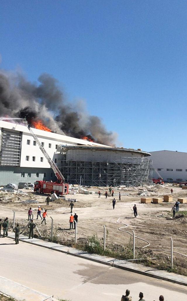 Kara Havacılık Okulu'nda inşaatı süren binada yangın