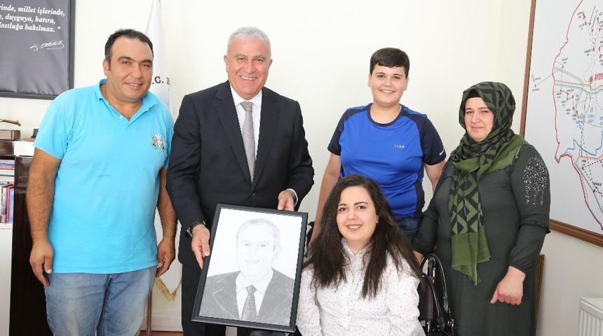 Rabia&rsquo;dan Başkan Atay&rsquo;a değerli hediye