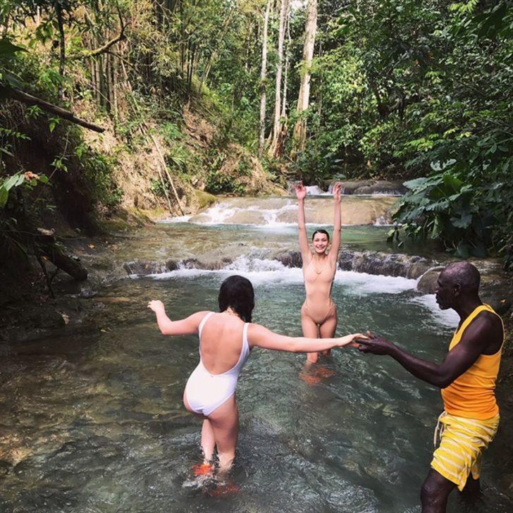 Bella Hadid ve Emily Ratajkowski'den iddialı pozlar G2