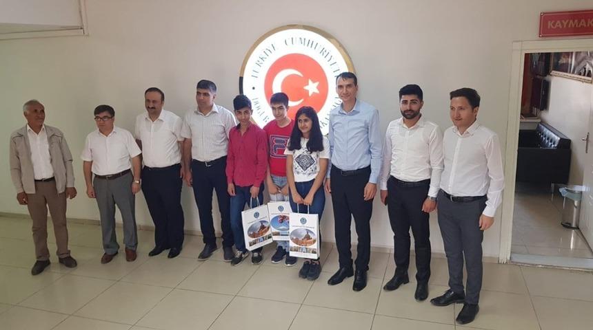 Kaymakam Engin şampiyonları &ouml;d&uuml;llendirdi