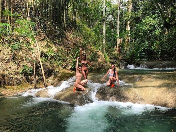 Bella Hadid ve Emily Ratajkowski'den iddialı pozlar G5