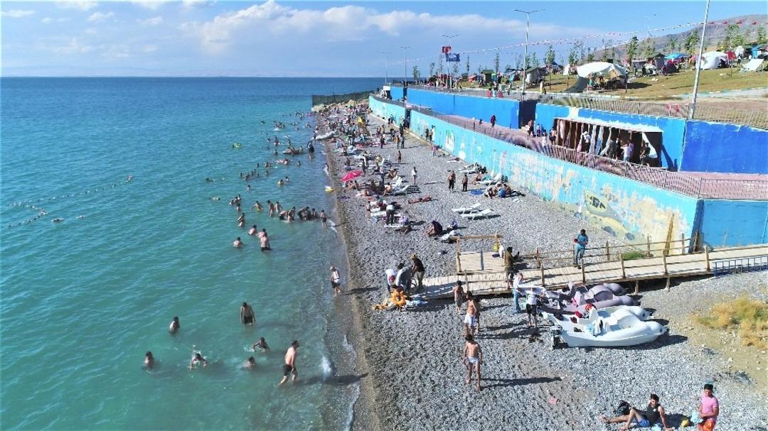 Tuşba Belediyesinin &rsquo;Mavi Bayraklı&rsquo; plajında sezon a&ccedil;ıldı