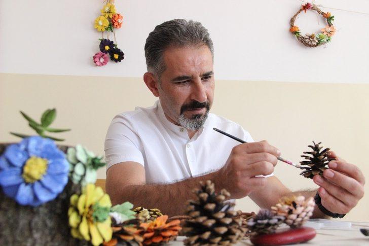 Kozalaklar öğretmenlerin ellerinde sanata dönüşüyor G1