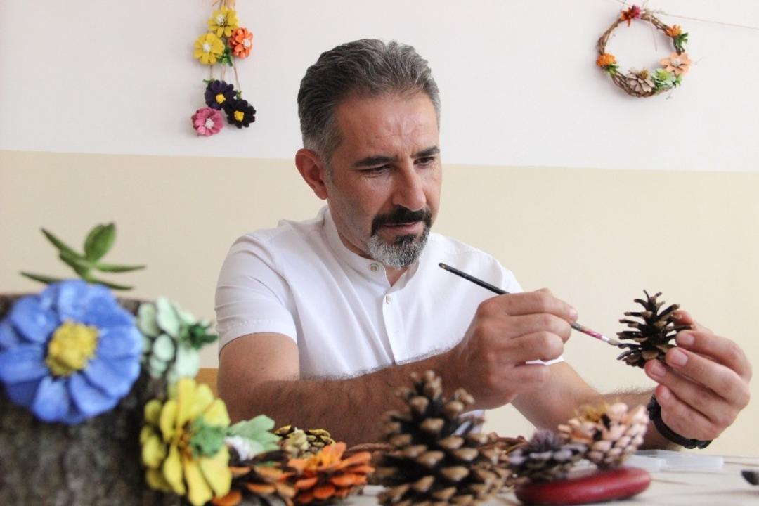 Kozalaklar &ouml;ğretmenlerin ellerinde sanata d&ouml;n&uuml;ş&uuml;yor