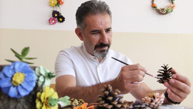 Kozalaklar öğretmenlerin ellerinde sanata dönüşüyor