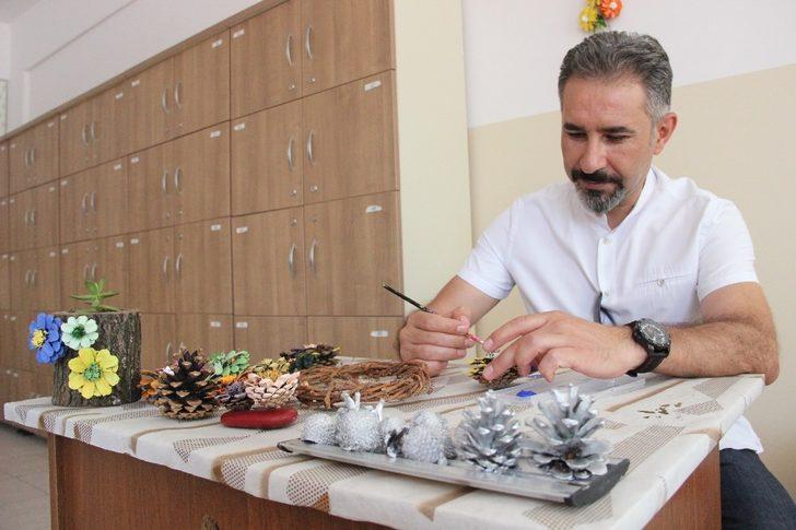 Kozalaklar öğretmenlerin ellerinde sanata dönüşüyor G2