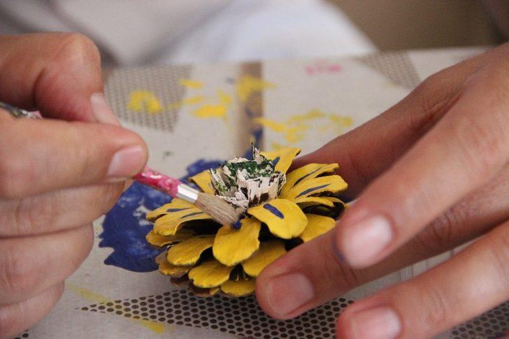 Kozalaklar öğretmenlerin ellerinde sanata dönüşüyor G3