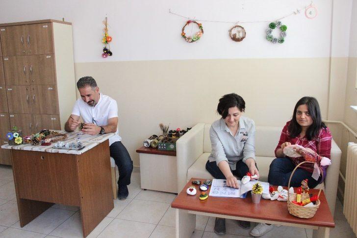 Kozalaklar öğretmenlerin ellerinde sanata dönüşüyor G4