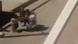 Kadınlar sokak ortasında birbirine girdi