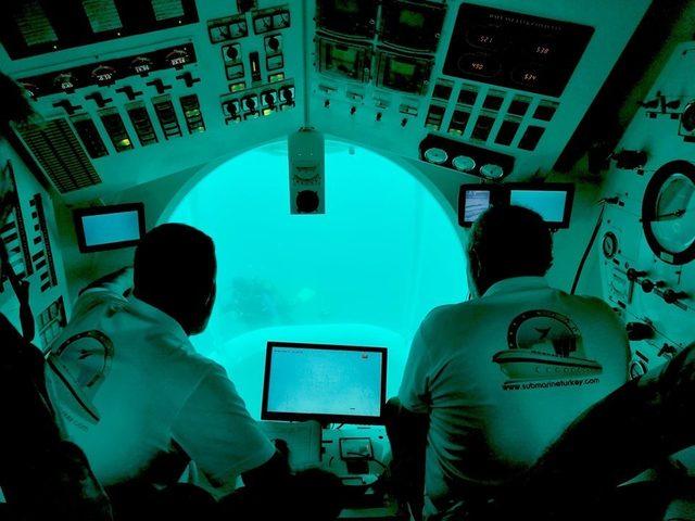 Turistik denizaltı ile mavi derinliklere indiler