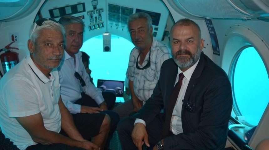 Turistik denizaltı ile mavi derinliklere indiler